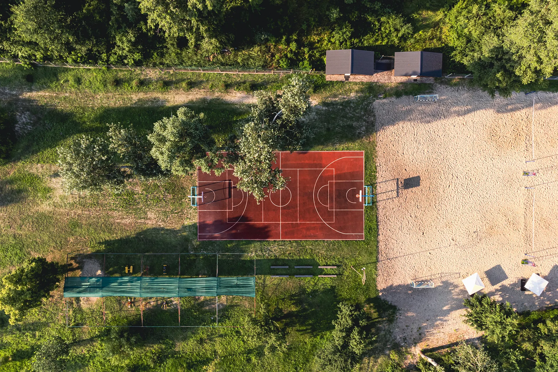 basketbol sahası denetimi 12 basketbol sahası denetimi aerial view of basketball court in a nature enviro 2025 01 08 23 08 12 utc