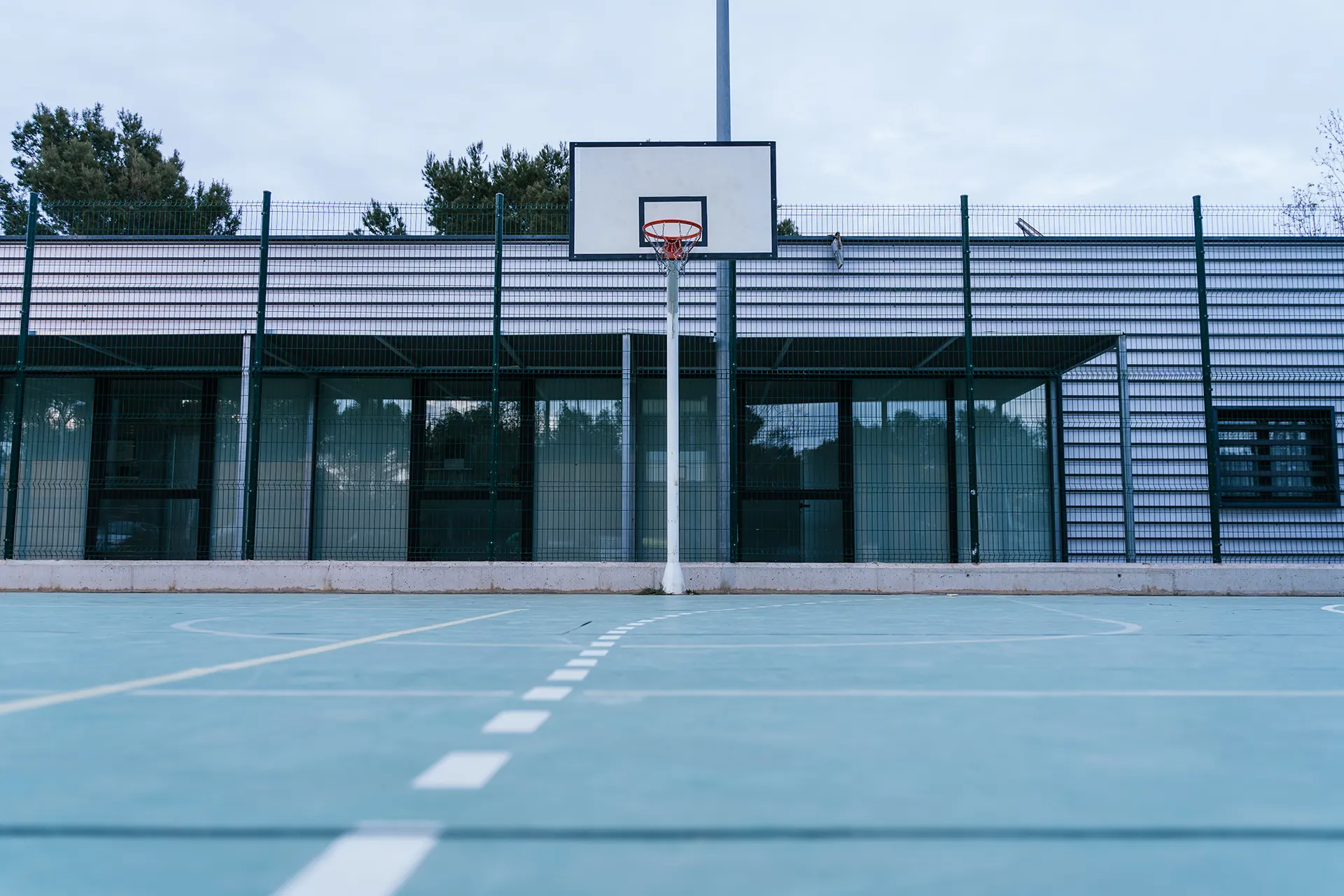 basketbol sahası denetimi 9 basketbol sahası denetimi empty basketball court at sunset in palma de mallo 2024 10 18 06 33 02 utc