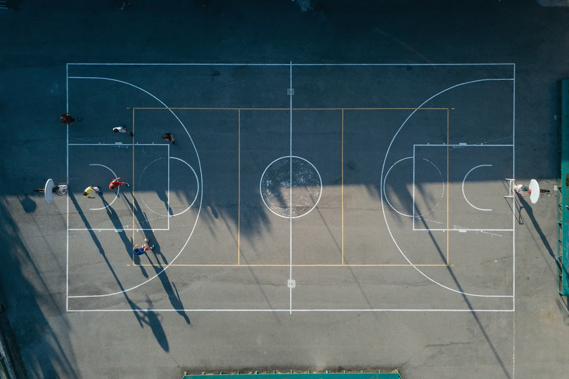 basketbol sahası denetimi 8 basketbol sahası denetimi overhead view of friends on basketball court playi 2024 10 18 10 07 30 utc